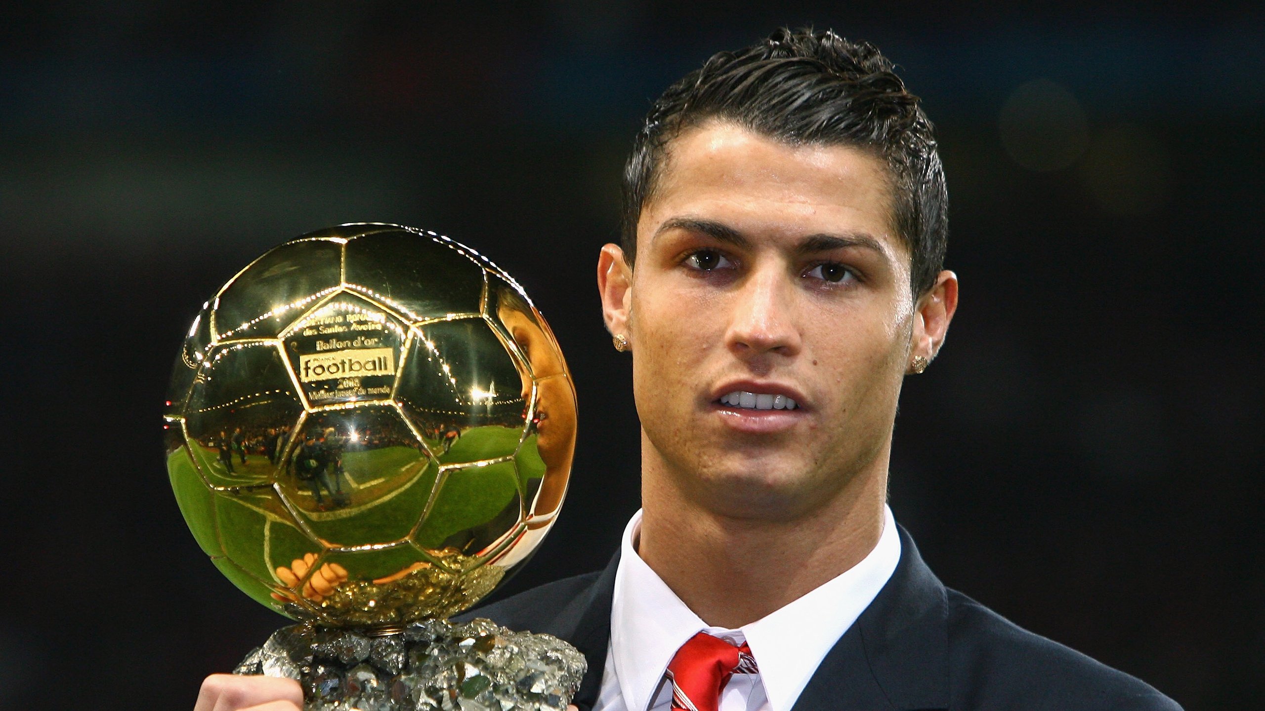 托桑·埃夫布奥姆万在NBA常规赛中首次亮相，埃托奥和布冯相视一笑